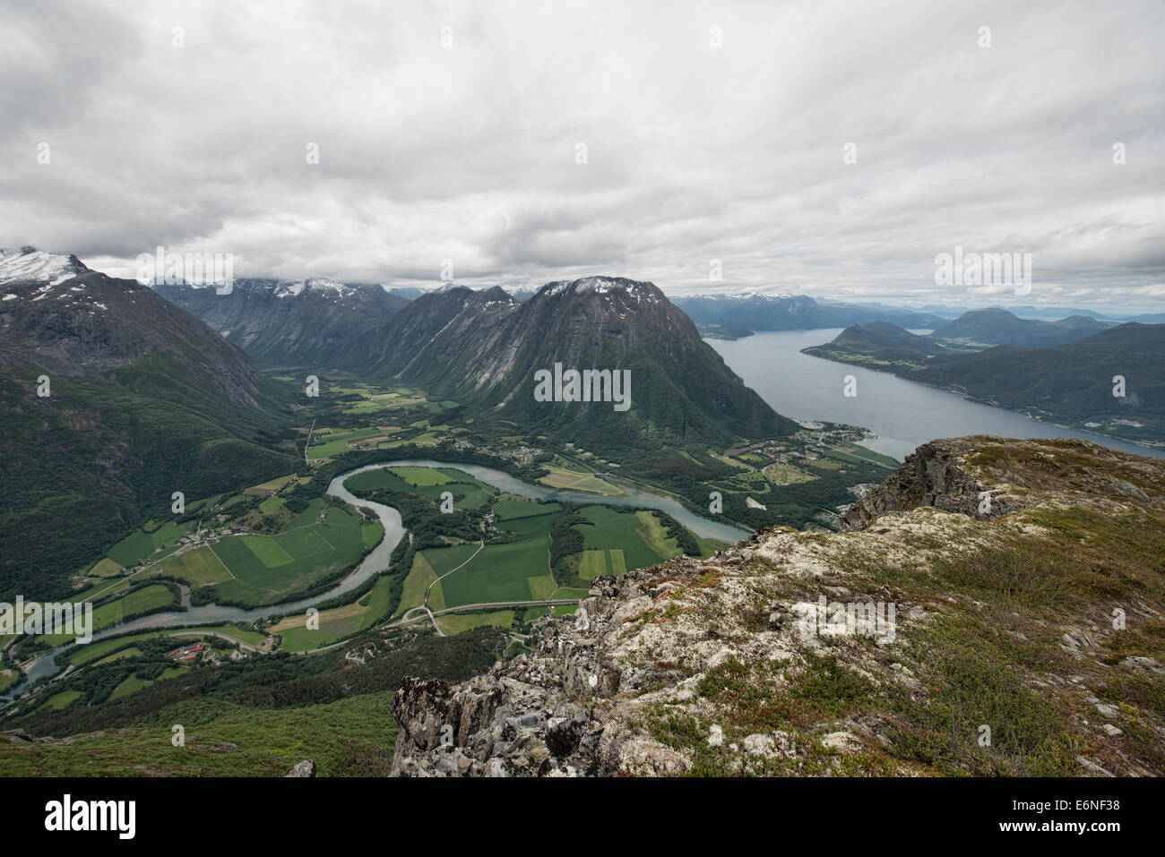 Vista del fiume Rauma dalla cresta Romsdalseggen escursione in Romsdal, Norvegia Foto Stock