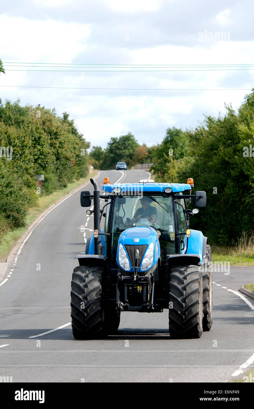 Trattore New Holland su Fosse Way road, Warwickshire, Regno Unito Foto Stock