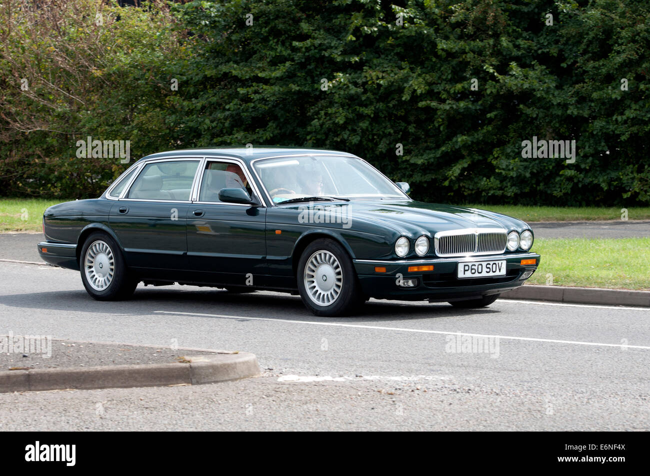 Jaguar Sovereign auto su Fosse Way road, Warwickshire, Regno Unito Foto Stock