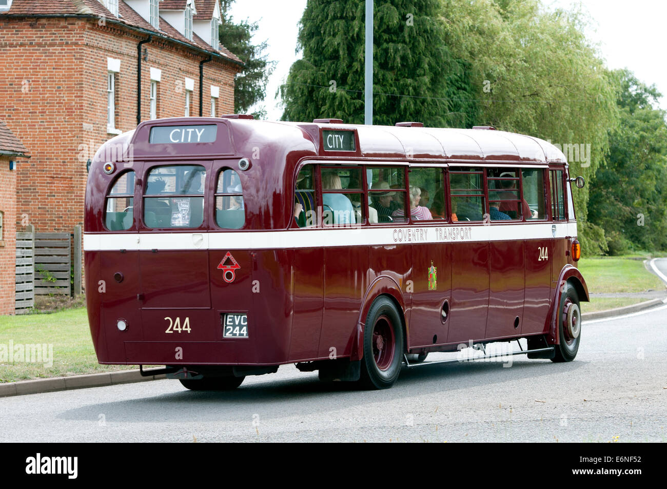 1940 Daimler bus passando Harwoods House, Warwickshire, Regno Unito Foto Stock