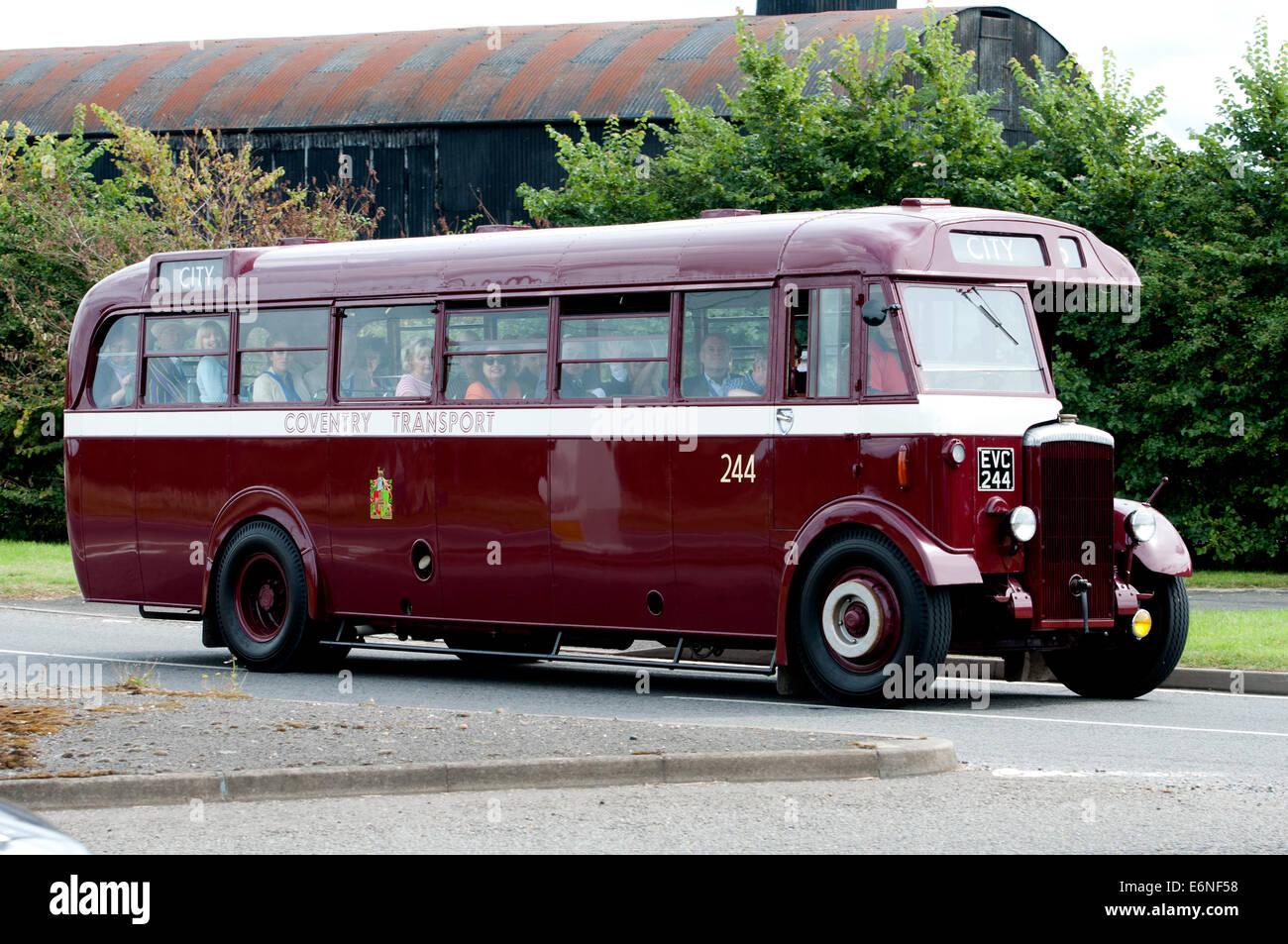 1940 Daimler bus sul Fosse Way road, Warwickshire, Regno Unito Foto Stock