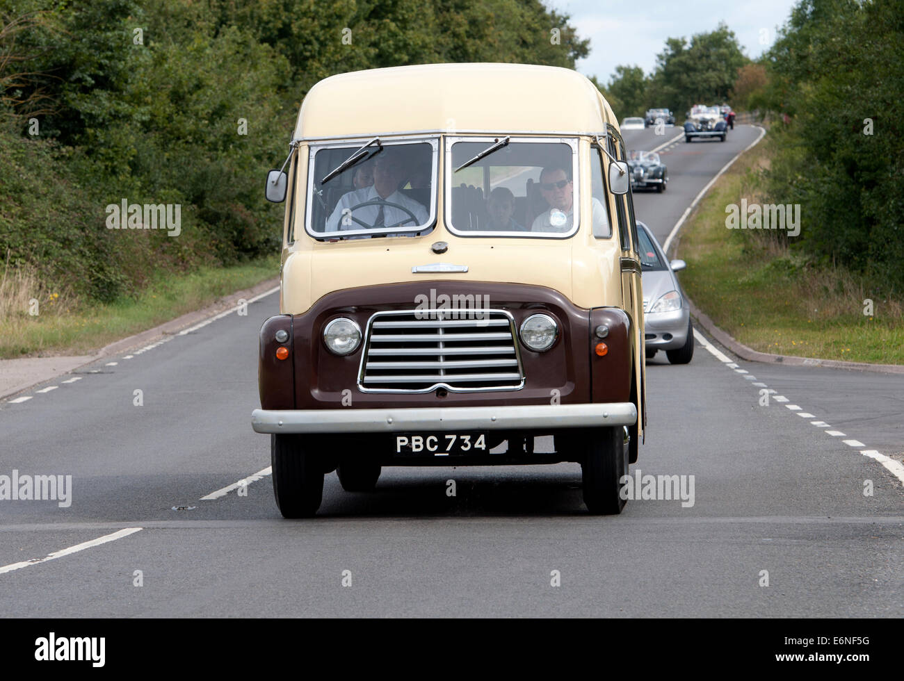 1954 Karrier bus sul Fosse Way road, Warwickshire, Regno Unito Foto Stock