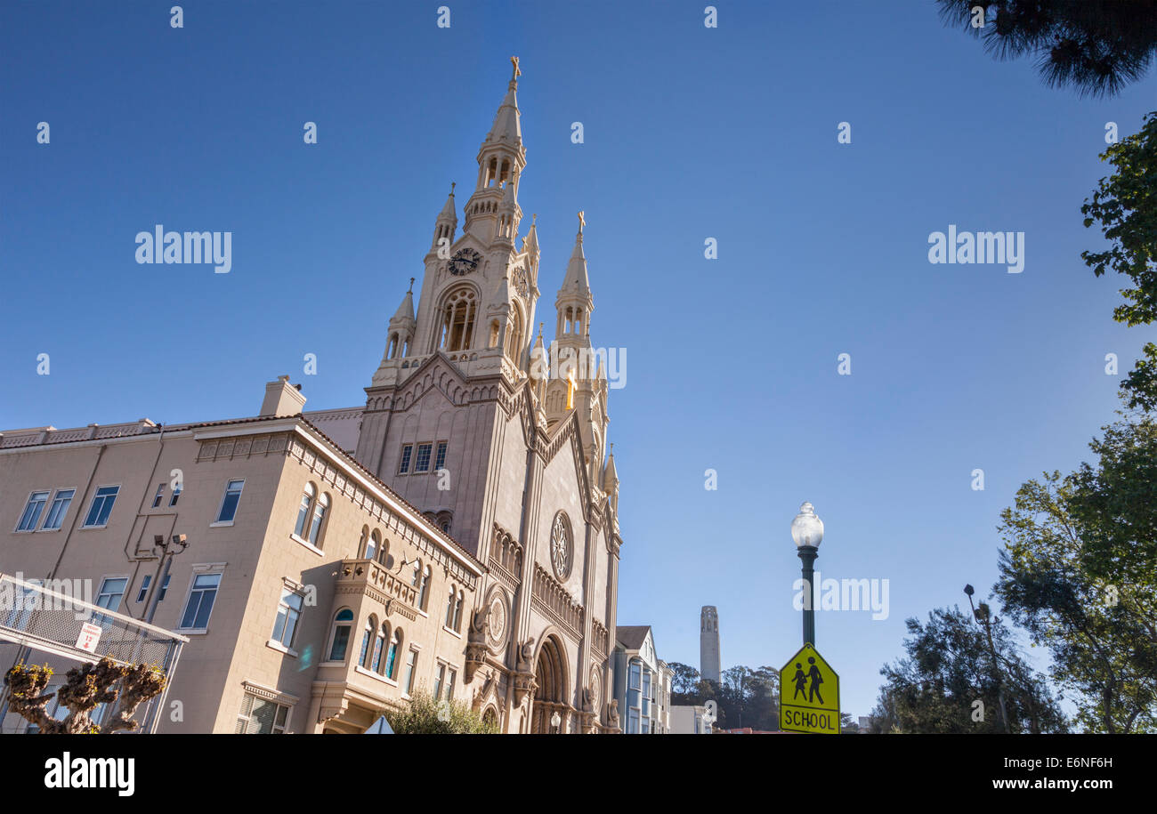 San Pietro e Paolo Chiesa, North Beach, San Francisco. In fondo è la Coit Tower. Foto Stock