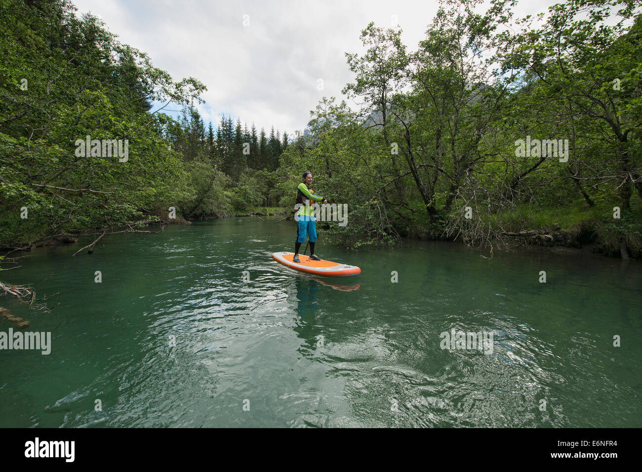 Stand Up Paddle boarding lungo il fiume Rauma in Romsdal, Norvegia Foto Stock