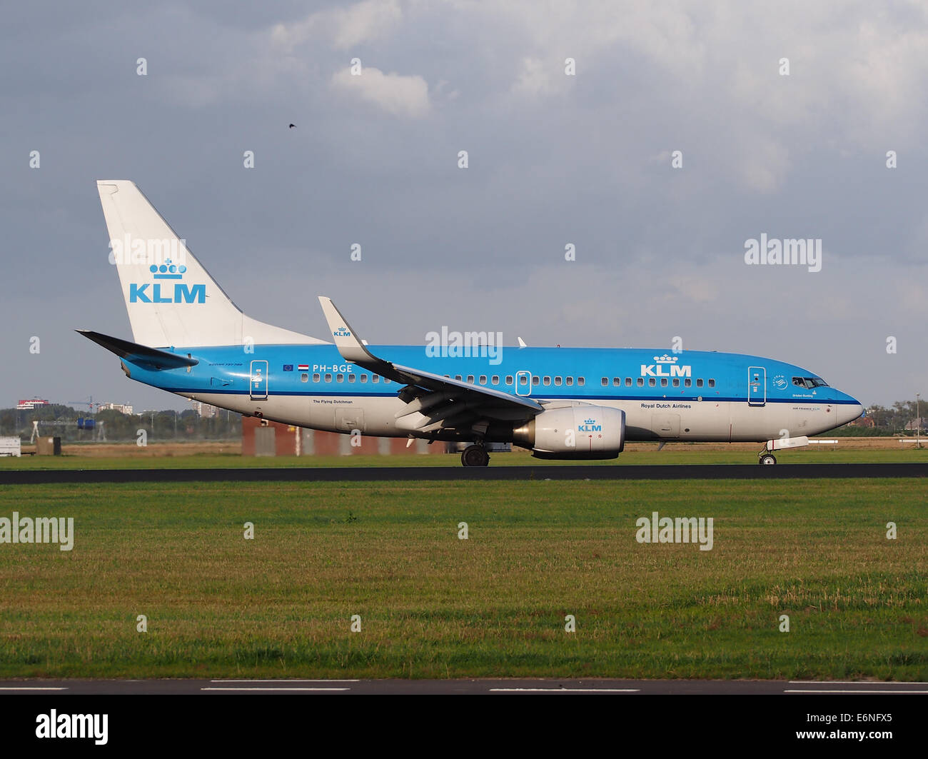 PH-BGE è un Boeing 737-7K2(WL) di KLM Royal Dutch Airlines, che atterra all'aeroporto di Schiphol nei Paesi Bassi. L'aereo fa parte della flotta di KLM, che serve sia rotte nazionali che internazionali. Foto Stock