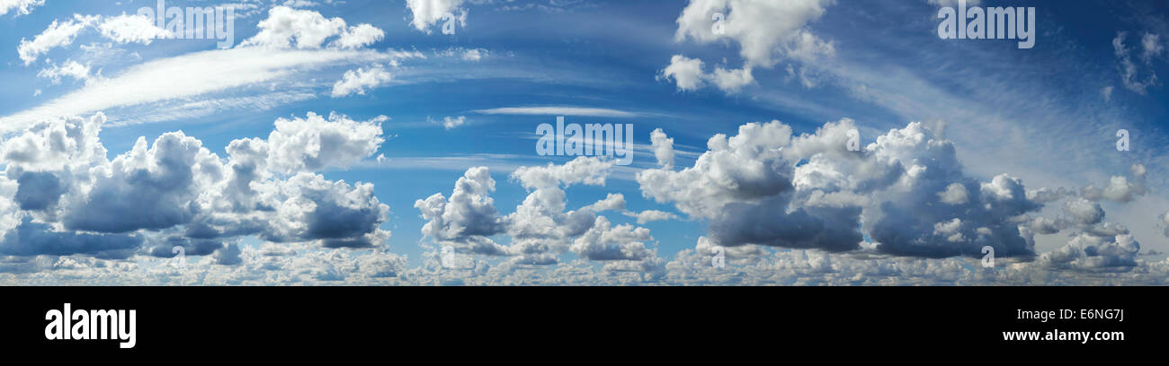 Il cielo blu con nuvole, panoramica sullo sfondo del cielo. Foto Stock