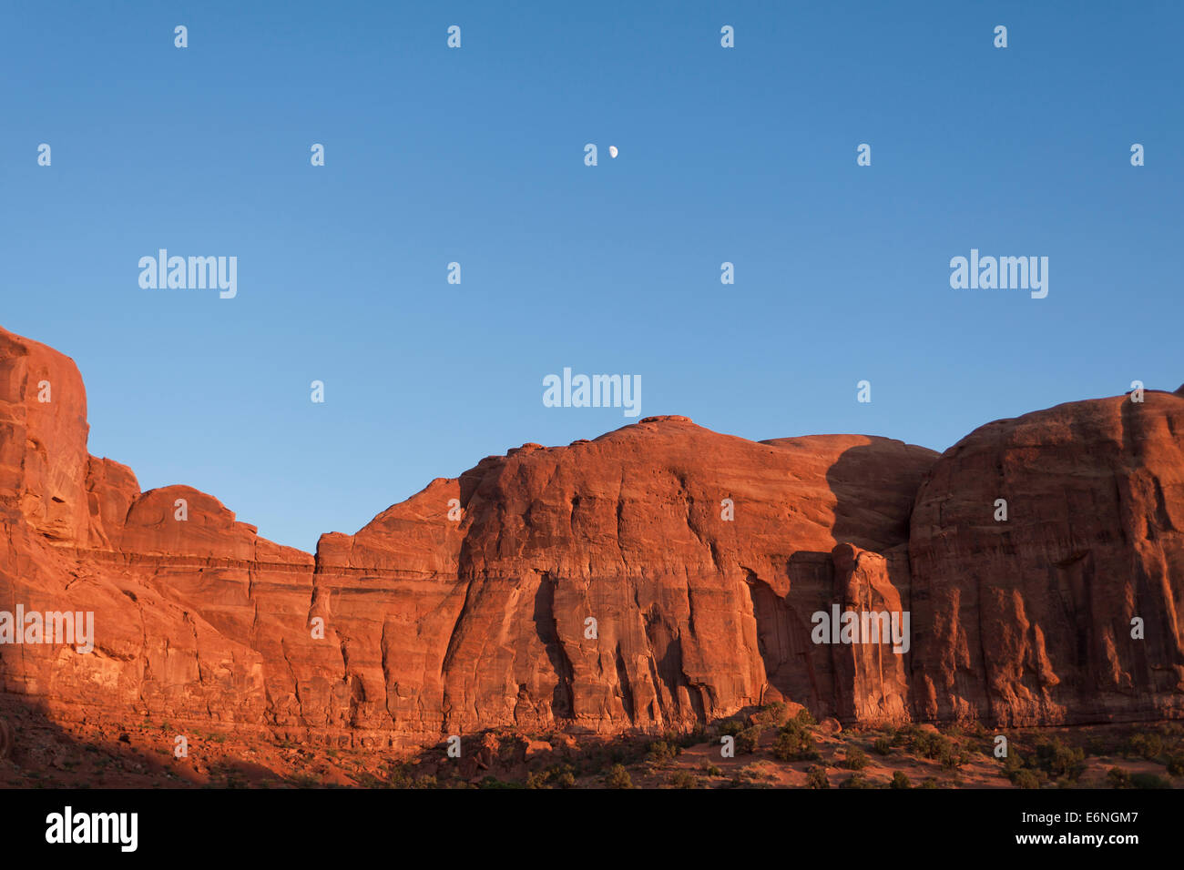 Esposte in arenaria rossa rock formazione accesa dal tardo pomeriggio di sole - USA Utah Foto Stock