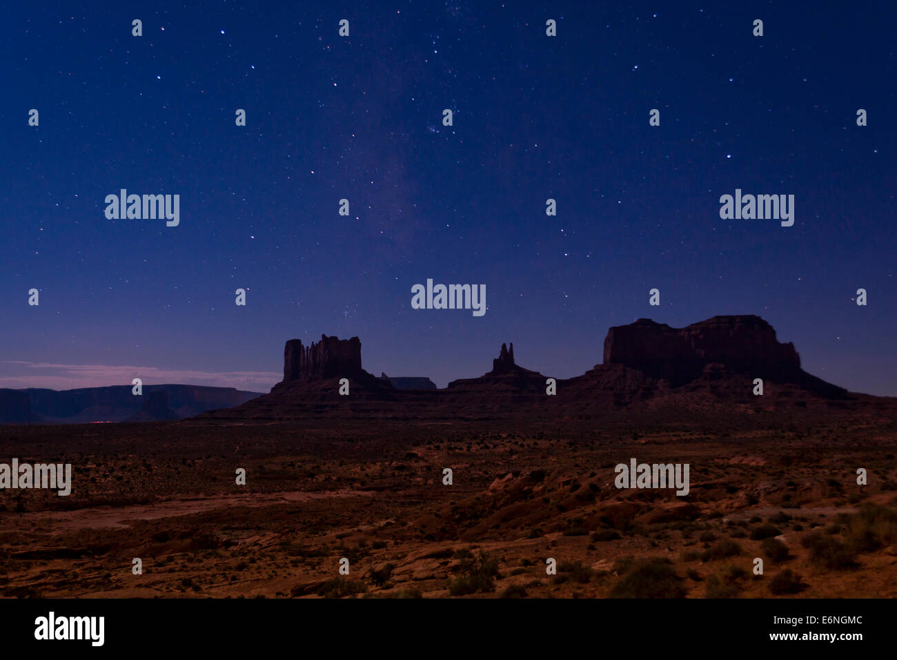 Il Monument Valley sotto il cielo stellato - USA Utah Foto Stock