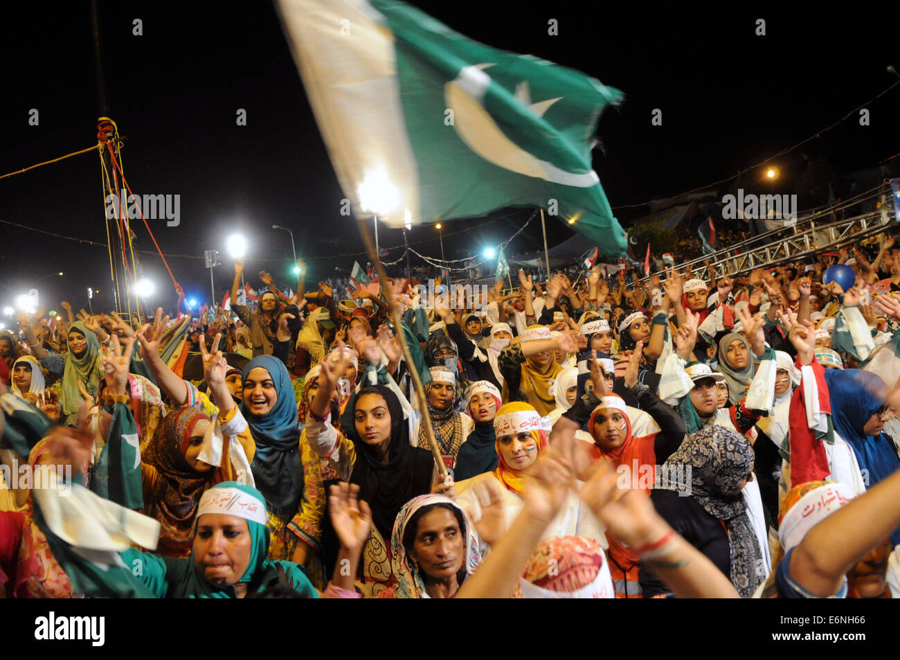 Islamabad, Pakistan. Il 27 agosto, 2014. I sostenitori del leader religiosi Tahir-ul-Qadri raccogliere durante un governo anti-protesta di fronte al palazzo del parlamento di Islamabad, la capitale del Pakistan, il 27 agosto, 2014. © Ahmad Kamal/Xinhua/Alamy Live News Foto Stock