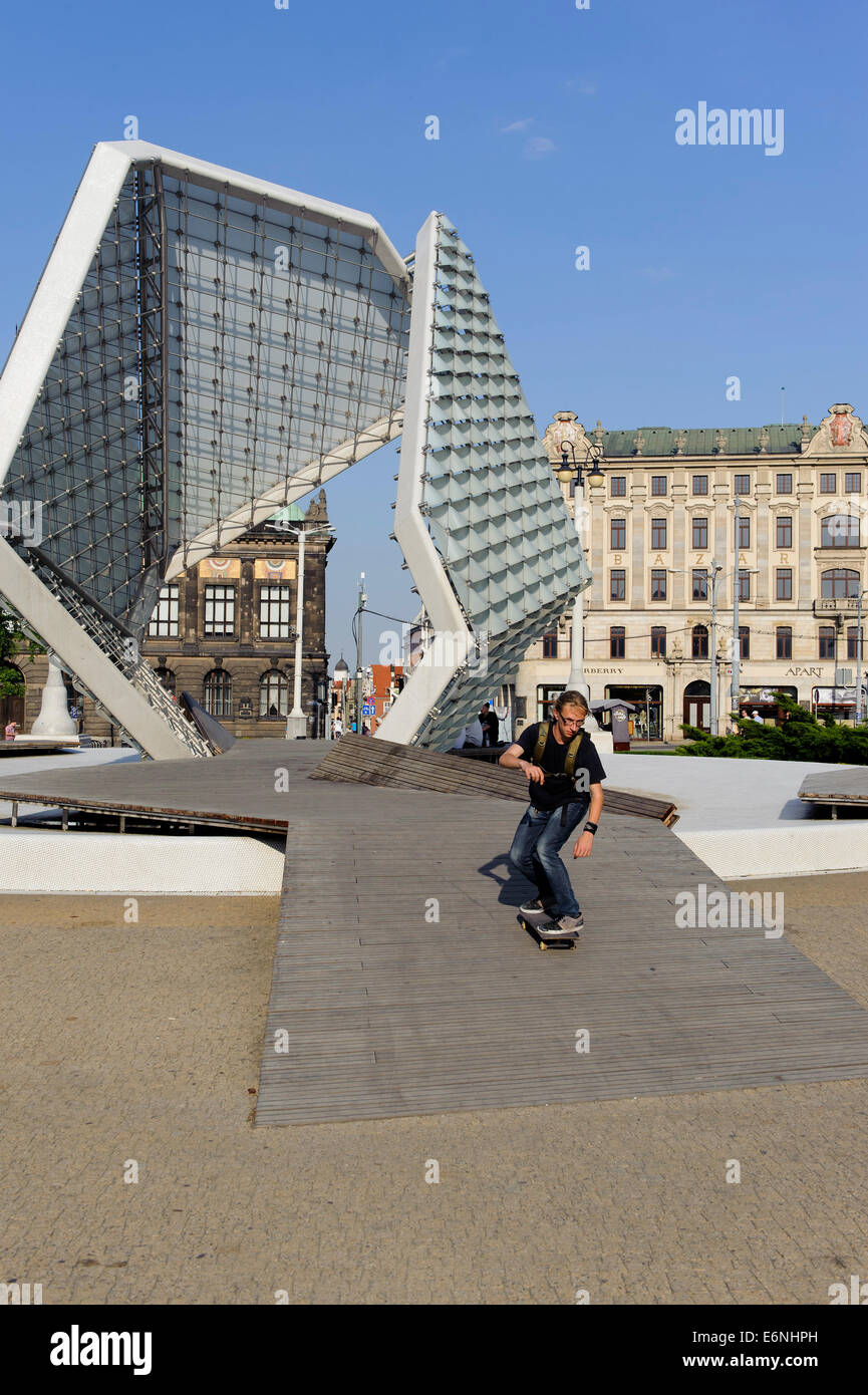 Skater e la scultura a Plac Wolnosci nei Posnan, Polonia, Europa Foto Stock