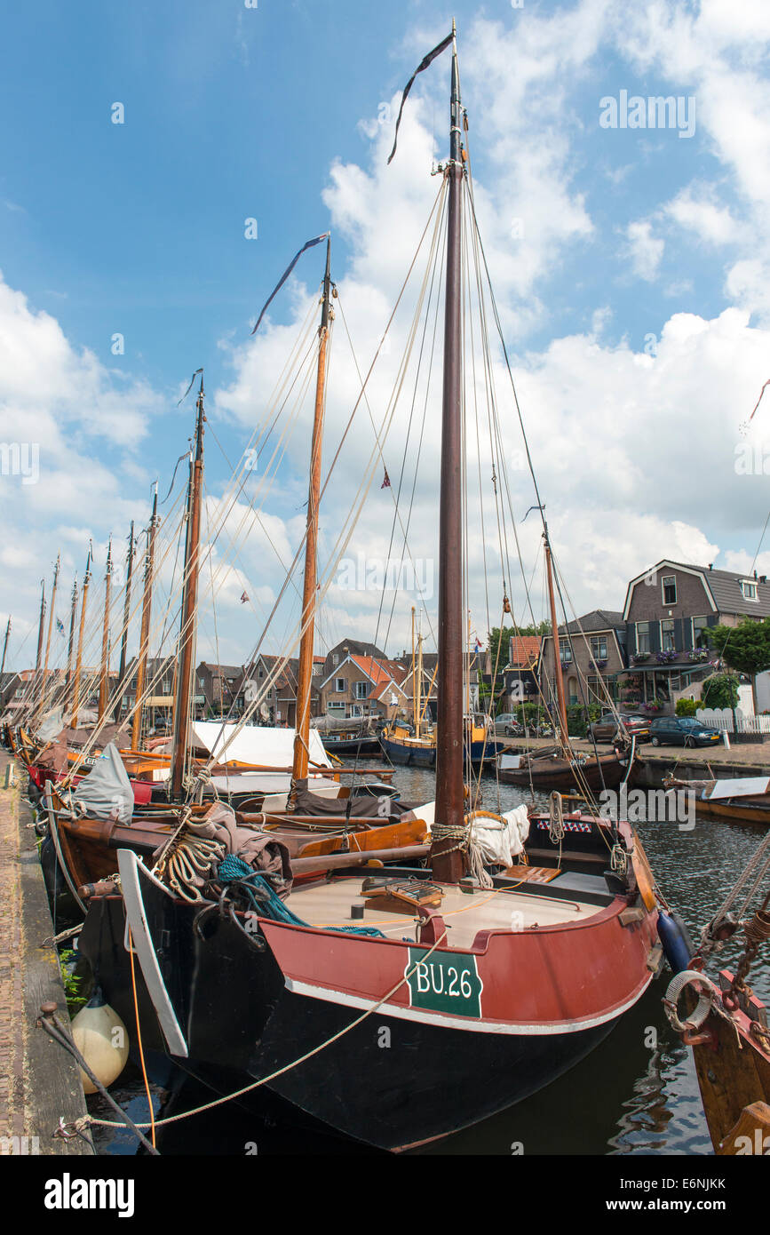 Storico più grande flotta di botters (un tipo di barca da pesca), in Bunschoten-.SPAKENBURG, Paesi Bassi Foto Stock
