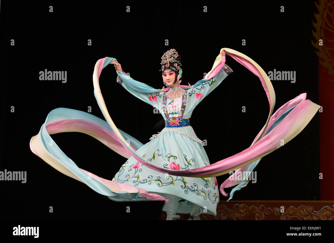 (140828) -- WASHINGTON D.C., Agosto 28, 2014 (Xinhua) -- attrice Dou Xiaoxuan svolge opera di Pechino durante un'anteprima per media presso il Kennedy Center di arti dello spettacolo di Washington D.C. Agosto 27, 2014. Artistico contemporaneo di discendenza cinese di Pechino Opera maestro Mei Lanfang mercoledì sera in scena una performance di gala presso il Kennedy Center di Washington, portare la gente una possibilità e un accesso a capire e gustare gli antichi cinesi opera arte. (Xinhua/Yin Bogu) Foto Stock