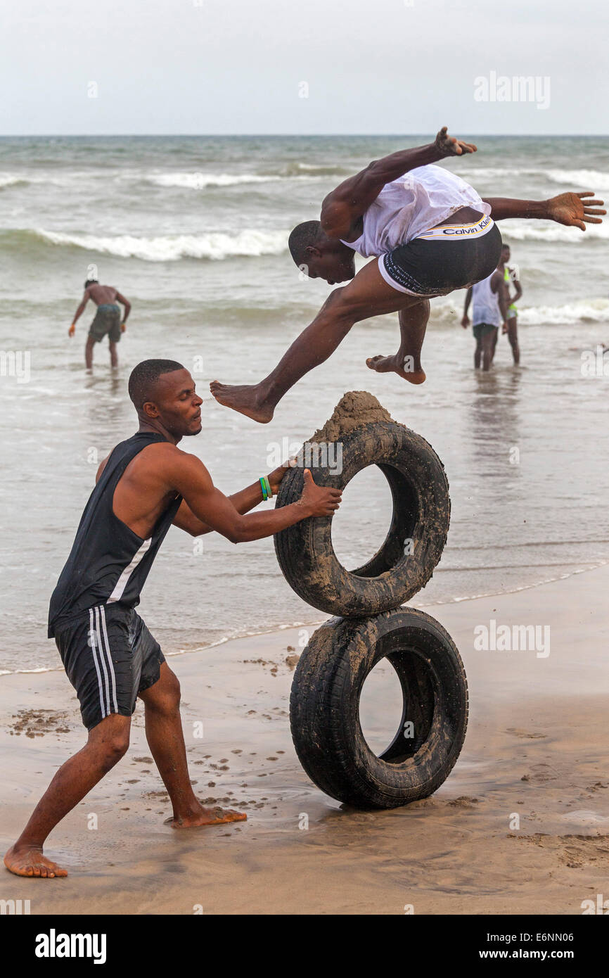 Saltando su pneumatici, Labadi beach, Accra, Ghana, Africa Foto Stock