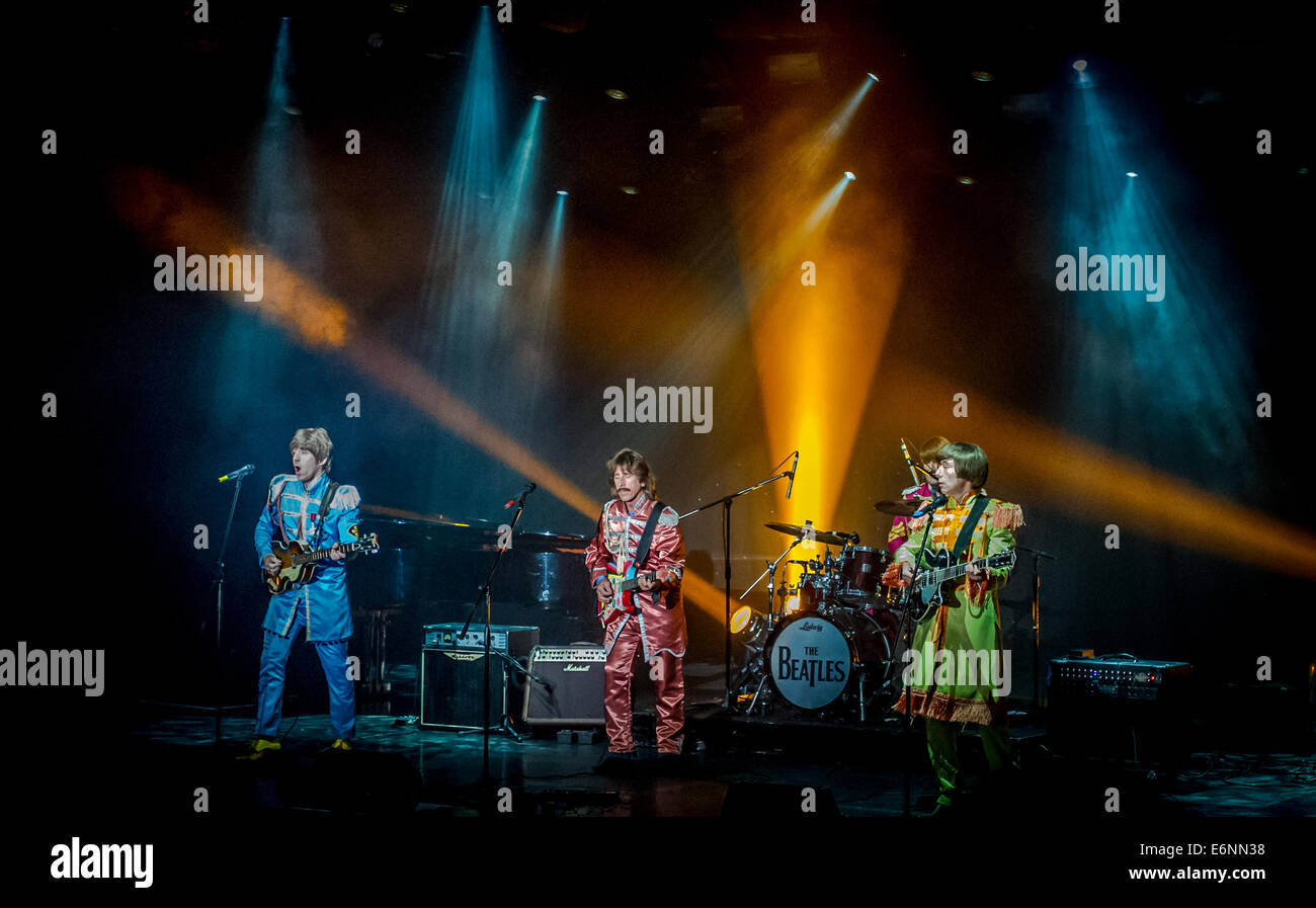 Beatles tribute band che suona a bordo del P&O NAVE DA CROCIERA Ventura. Foto Stock