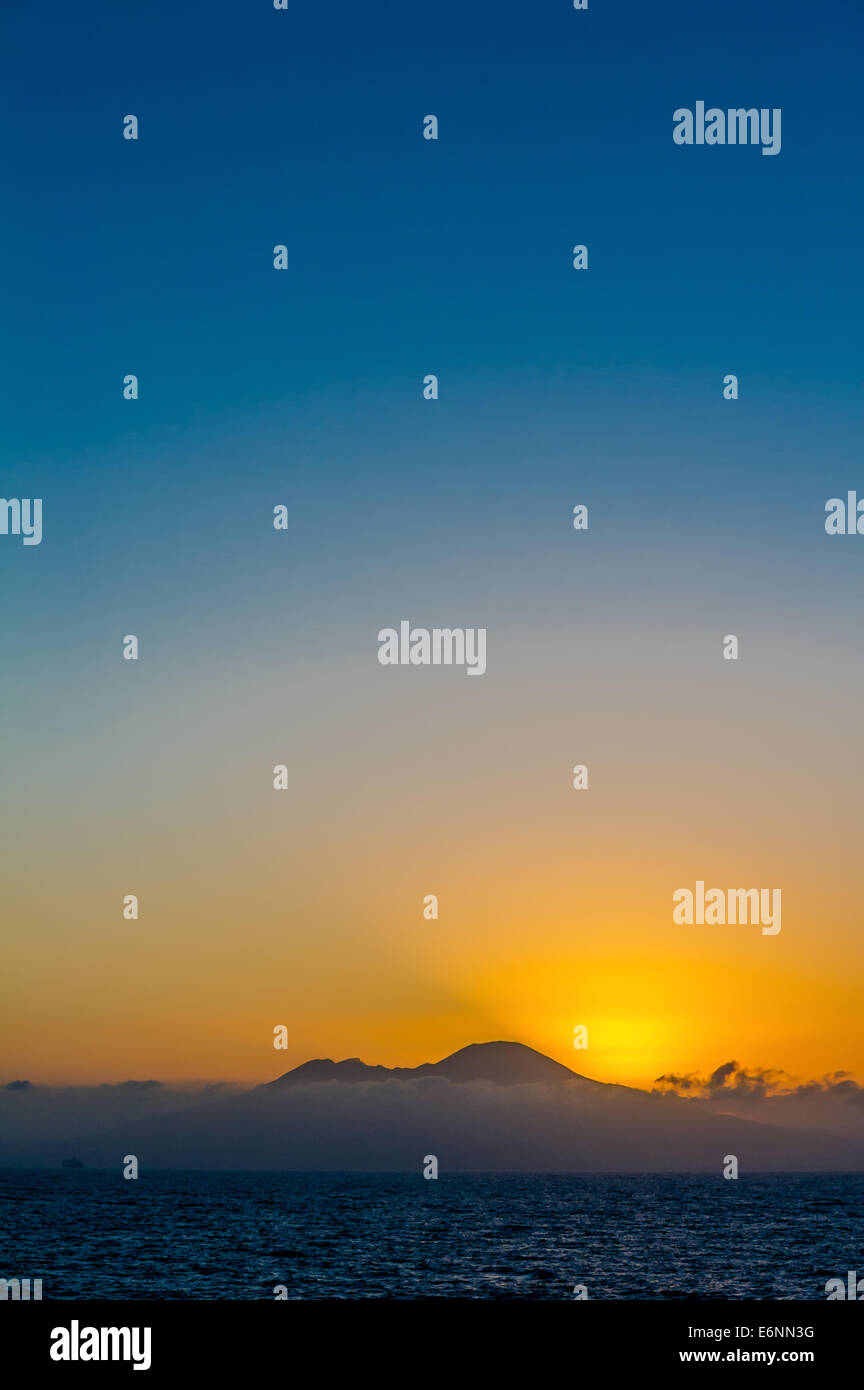 Sun rise sul Vesuvio il vulcano attivo dalla baia di Napoli. Foto Stock