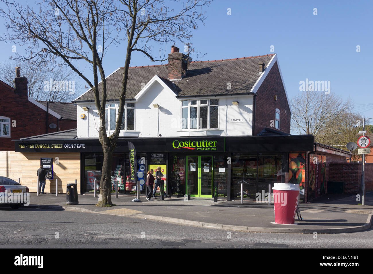 Costcutter local convenience store supermercato sulla Campbell Street, Farnworth, rinnovato e ampliato e rinominato. Il shop è da cambiare ad un longherone. Foto Stock