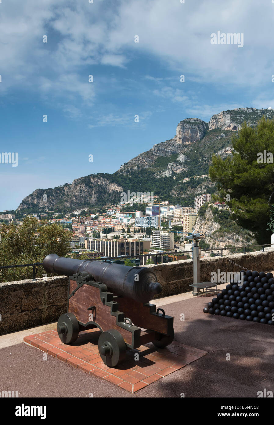 Un cannone sulle pareti che si affaccia sulla città presso il Royal Palace, Monaco, Francia, Europa Foto Stock