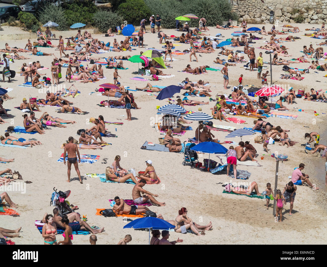 La folla di persone a prendere il sole sulla spiaggia a Antibes, Cote d'Azur, in Provenza Costa Azzurra, nel sud della Francia nella stagione estiva Foto Stock