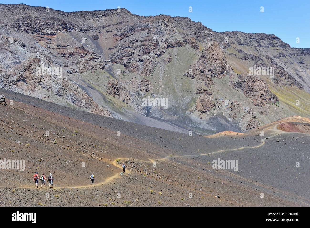 Gli escursionisti a piedi nel cratere Haleakala, Haleakala National Park, Maui isola, isole Hawaii, STATI UNITI D'AMERICA Foto Stock
