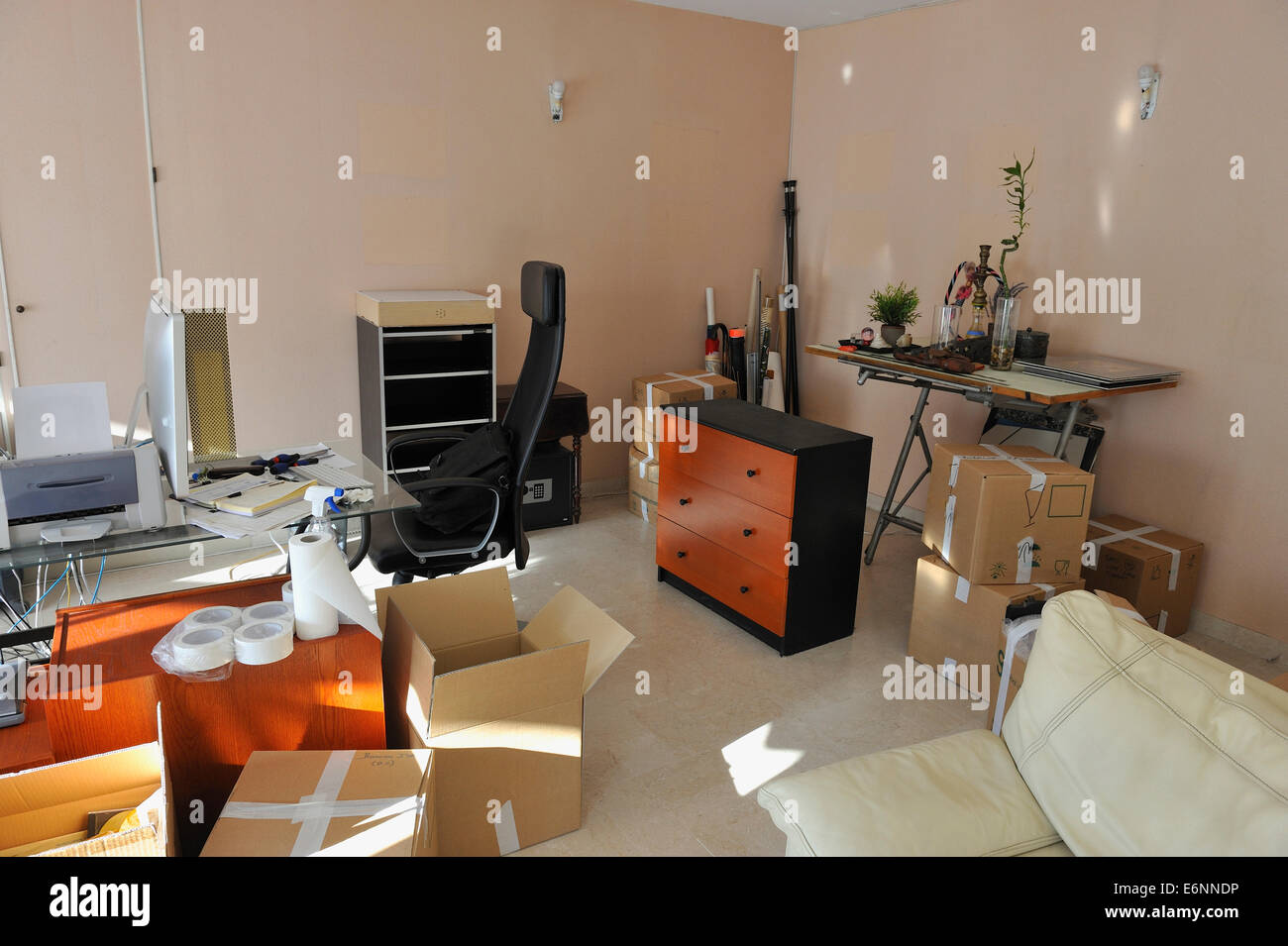 Casa Mobile Mobili E Scatole Di Cartone In Soggiorno Nel Corso Di Un Trasloco Foto Stock Alamy