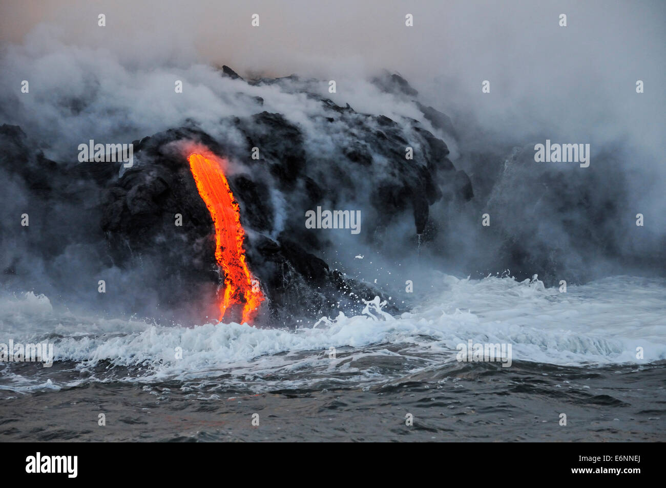 Aumento del vapore su off la lava scorre in oceano, vulcano Kilauea, Big Island, isole Hawaii, Stati Uniti d'America al crepuscolo Foto Stock