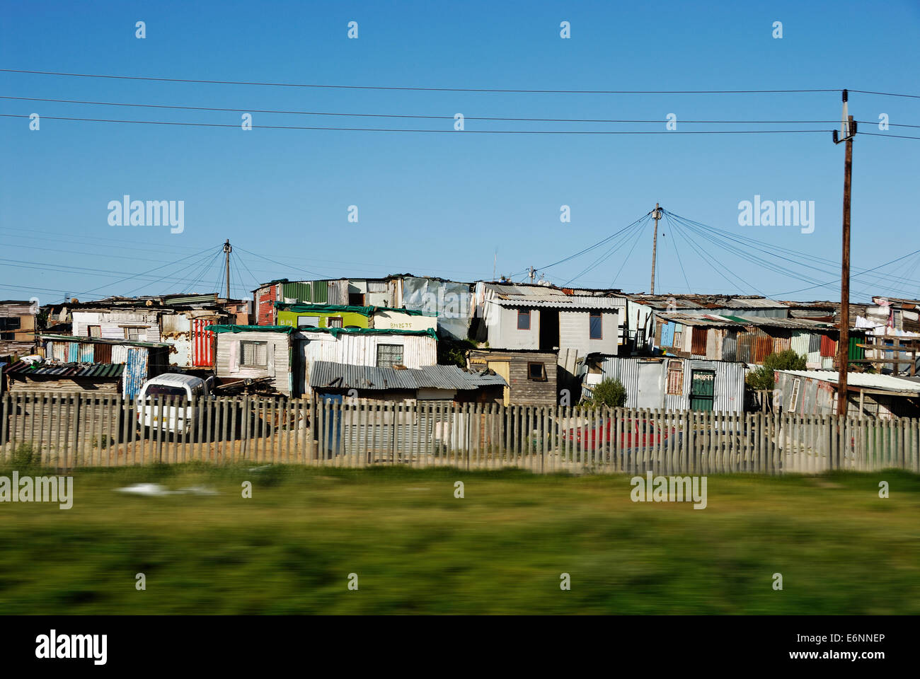 Baraccopoli sul ciglio della strada, Cape Town, Sud Africa Foto Stock