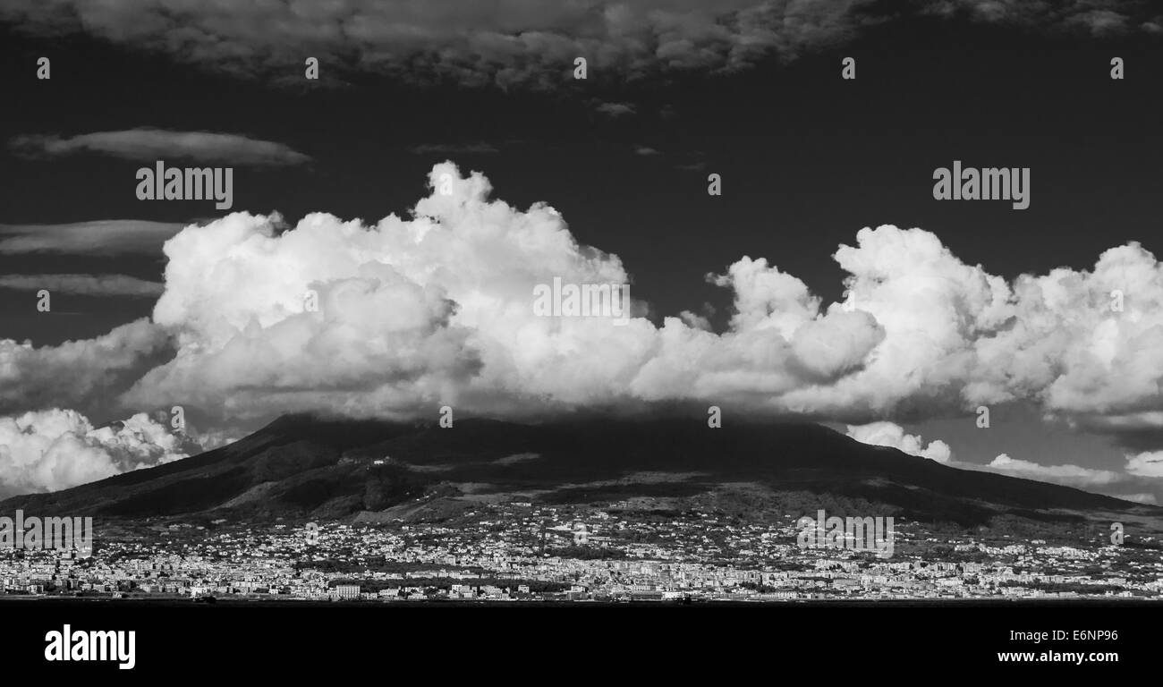 La formazione di nubi sul Vesuvio il vulcano attivo dalla baia di Napoli. Foto Stock