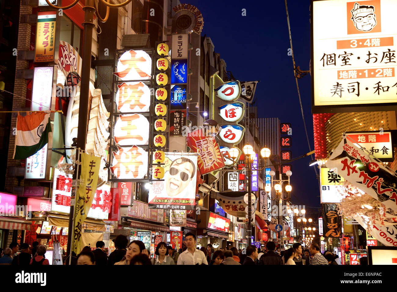 Segni, pubblicità, cartelloni, street, persone folla di Dotombori Arcade, area di Minami, Osaka, Giappone, Asia Foto Stock