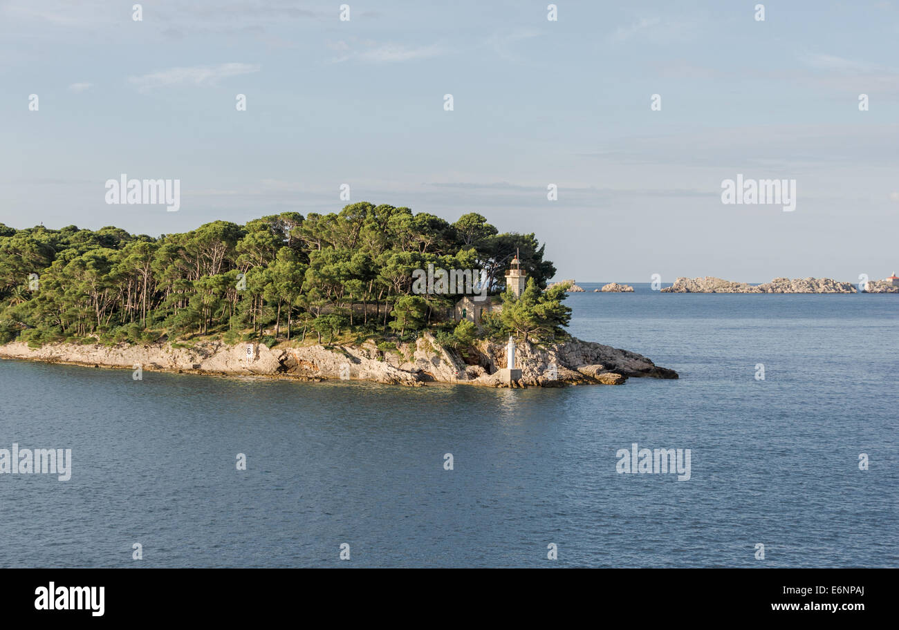 Piccolo faro su una delle molte isole per l'ingresso al porto di Dubrovnik in Croazia. Foto Stock