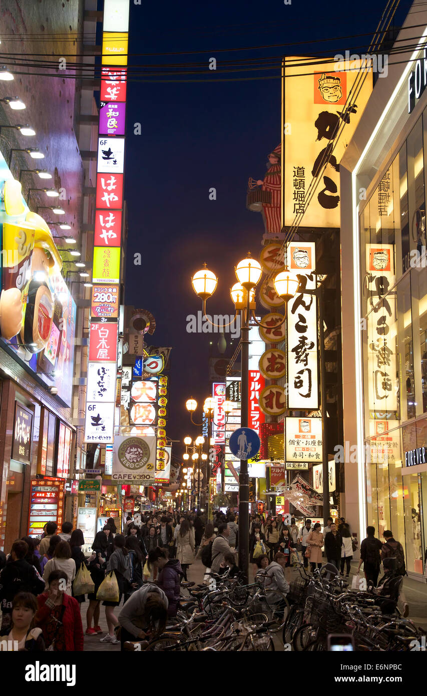 La gente, la folla di turisti a piedi nella Dotombori Arcade, area di Minami, Osaka, Giappone, Asia Foto Stock