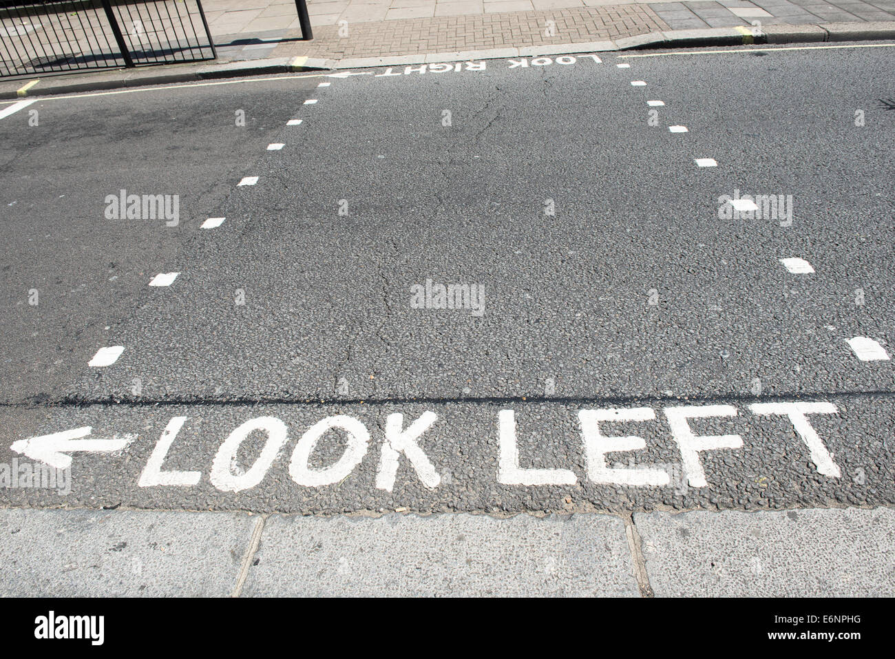 Segno sul pavimento di guardare a sinistra e guardare a destra sulla strada di Londra Foto Stock