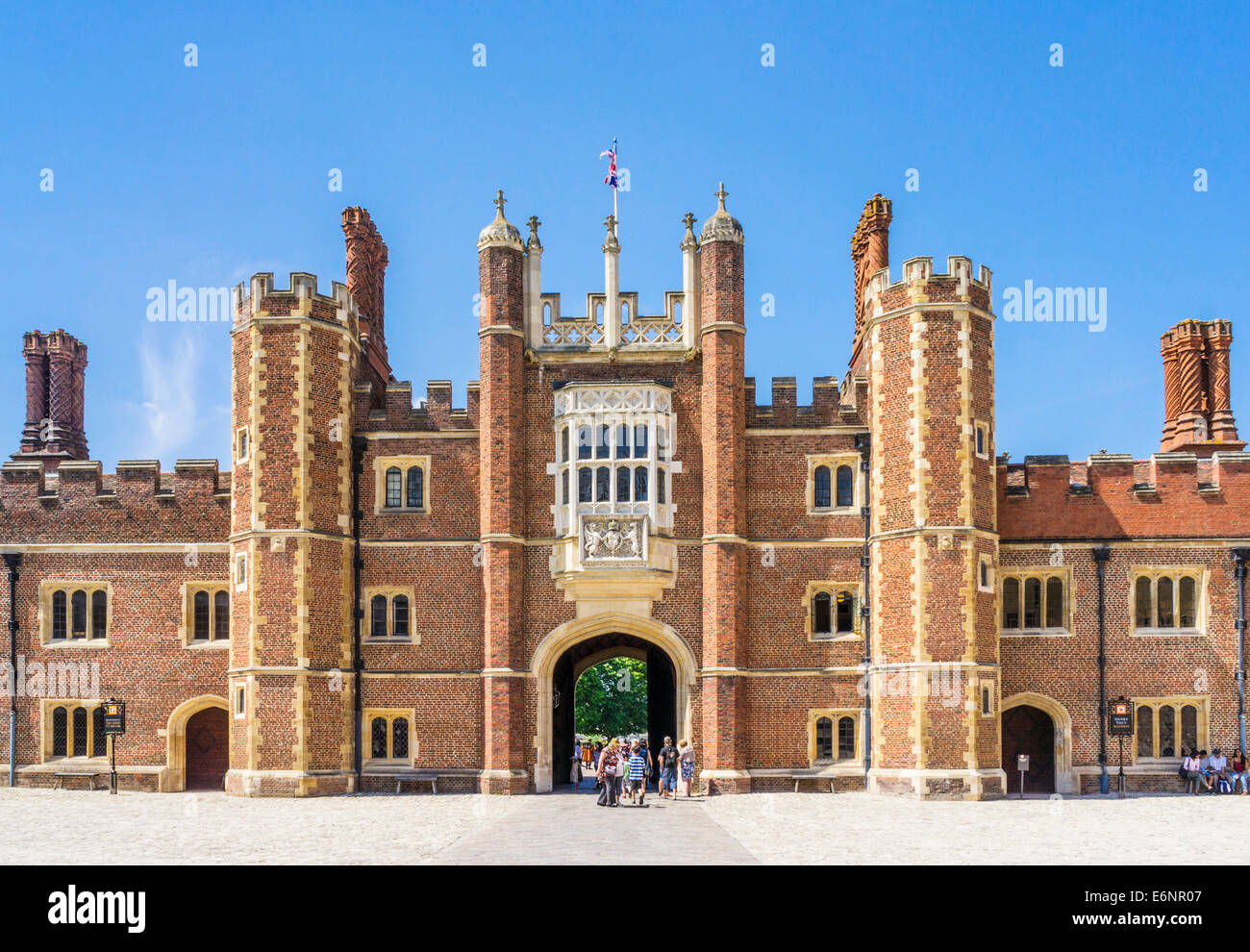 Il Palazzo di Hampton Court corte di base e West Entrata Principale Londra Inghilterra REGNO UNITO GB EU Europe Foto Stock