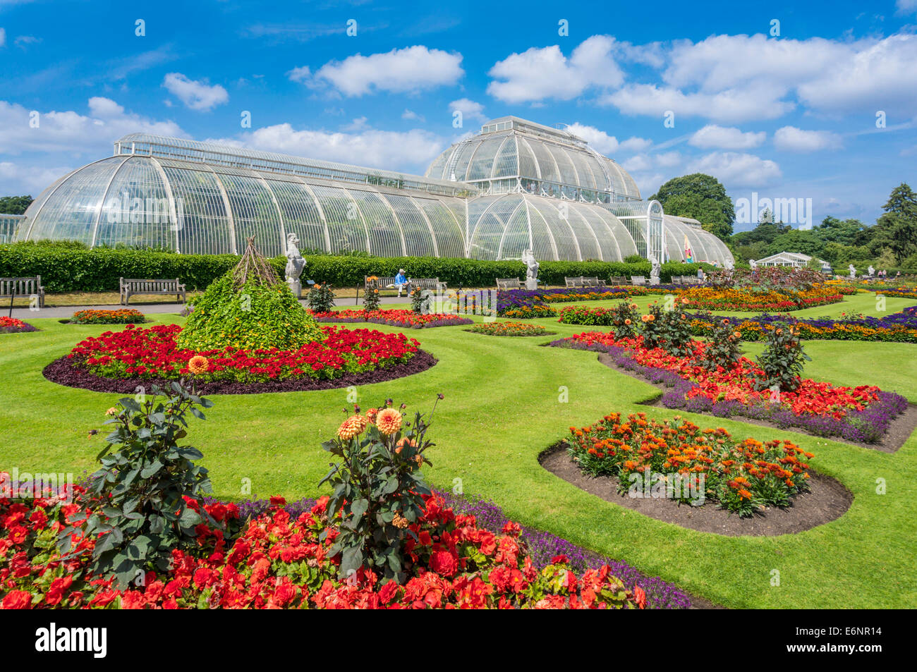 Kew Gardens The Palm House costruito dall'architetto Decimus Burton e Parterre a Kew Gardens Londra Inghilterra UK GB Europe Foto Stock