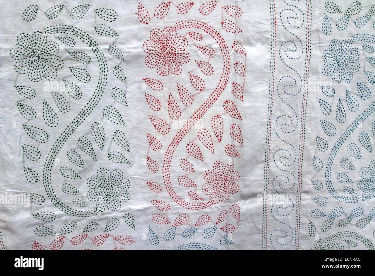Contemporary Nakshi kantha in Bangladesh. Nakshi kantha, per la copertina del libro, colore Foto Stock