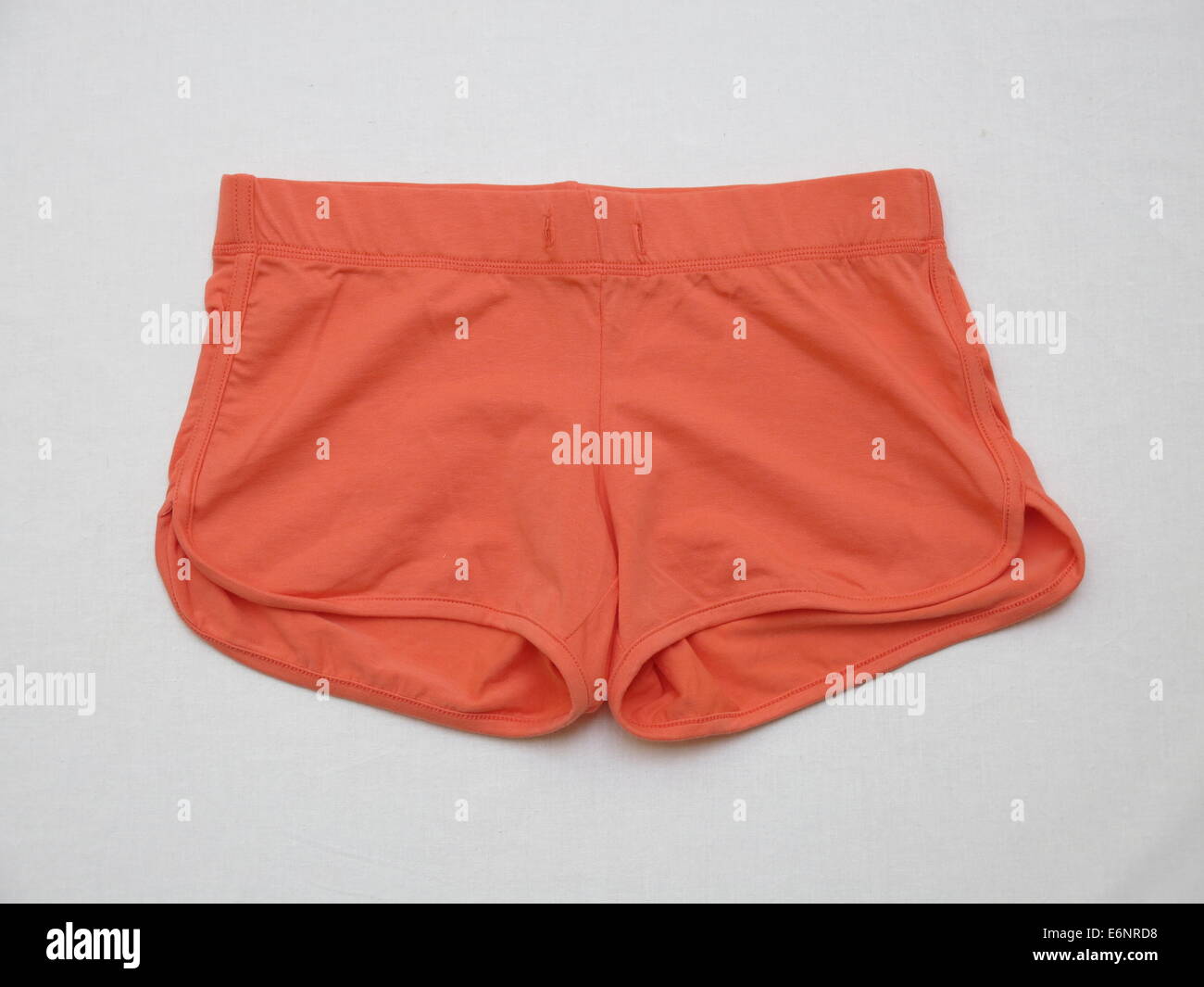 Coppia di pantaloncini arancioni femmina isolati su sfondo bianco Foto Stock