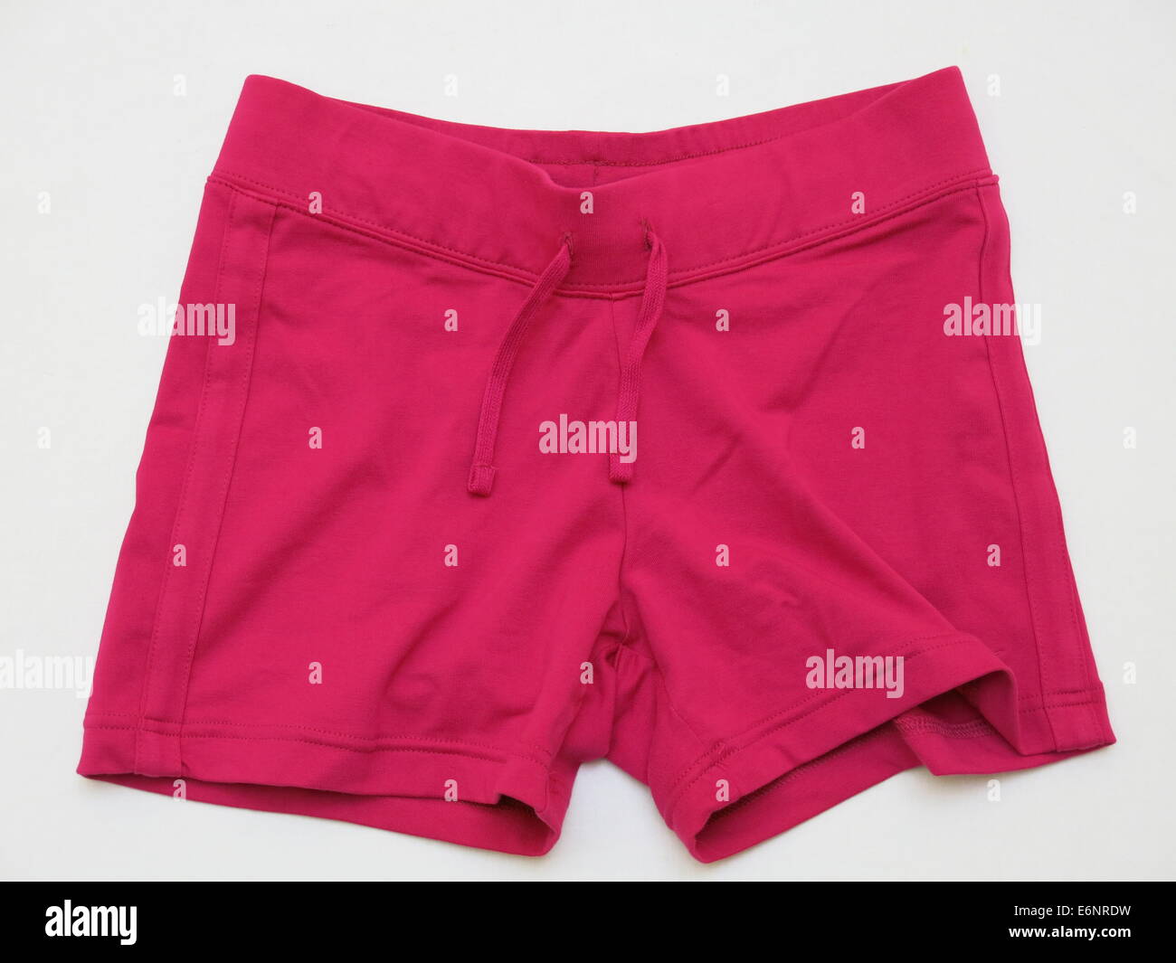 Coppia di fuchsia shorts isolata contro uno sfondo bianco. Foto Stock