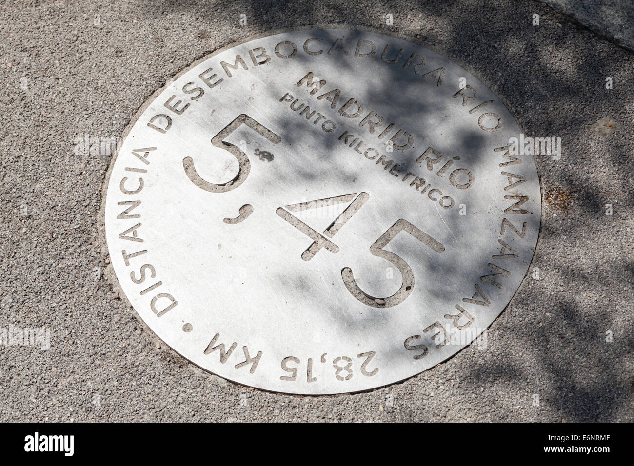 Placca in acciaio che mostra 5,45 chilometro di distanza posizione in Madrid Rio Park, Madrid, Spagna. Foto Stock