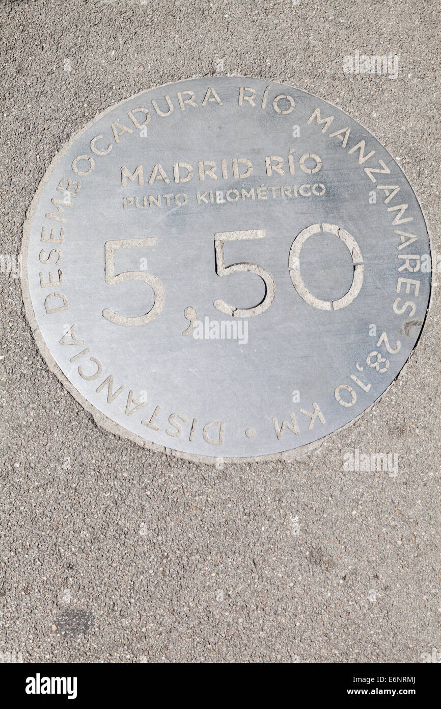 Placca a distanza di Madrid Rio Park, Madrid, Spagna. Foto Stock