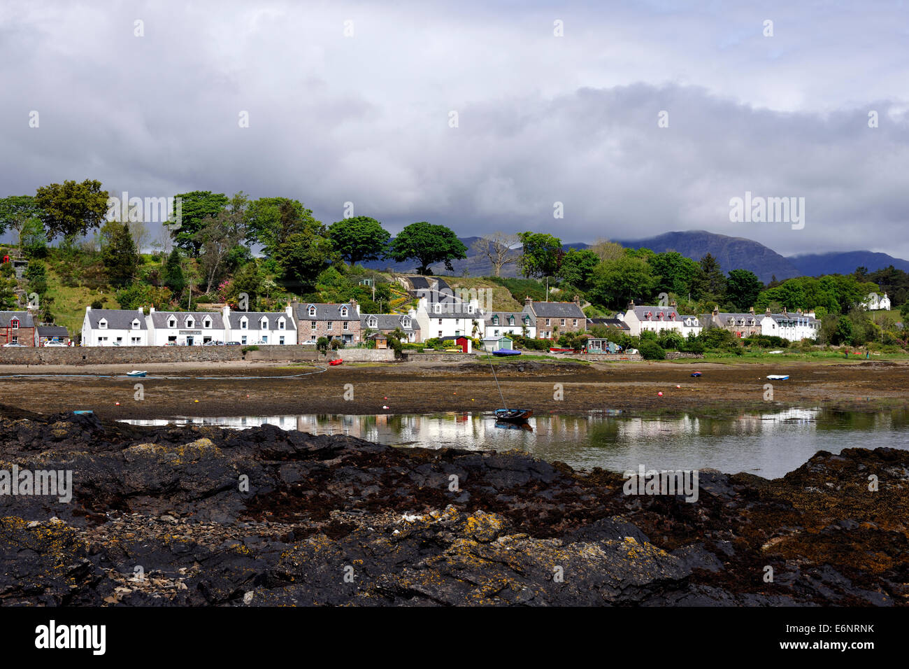 Main Street, Plockton, riflessa in Loch Carron, Highlands scozzesi, Scotland, Regno Unito Foto Stock