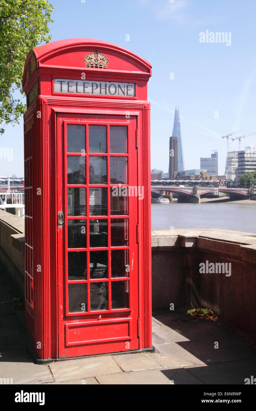 Rosso inglese cabina telefonica Victoria Embankment London Foto stock -  Alamy