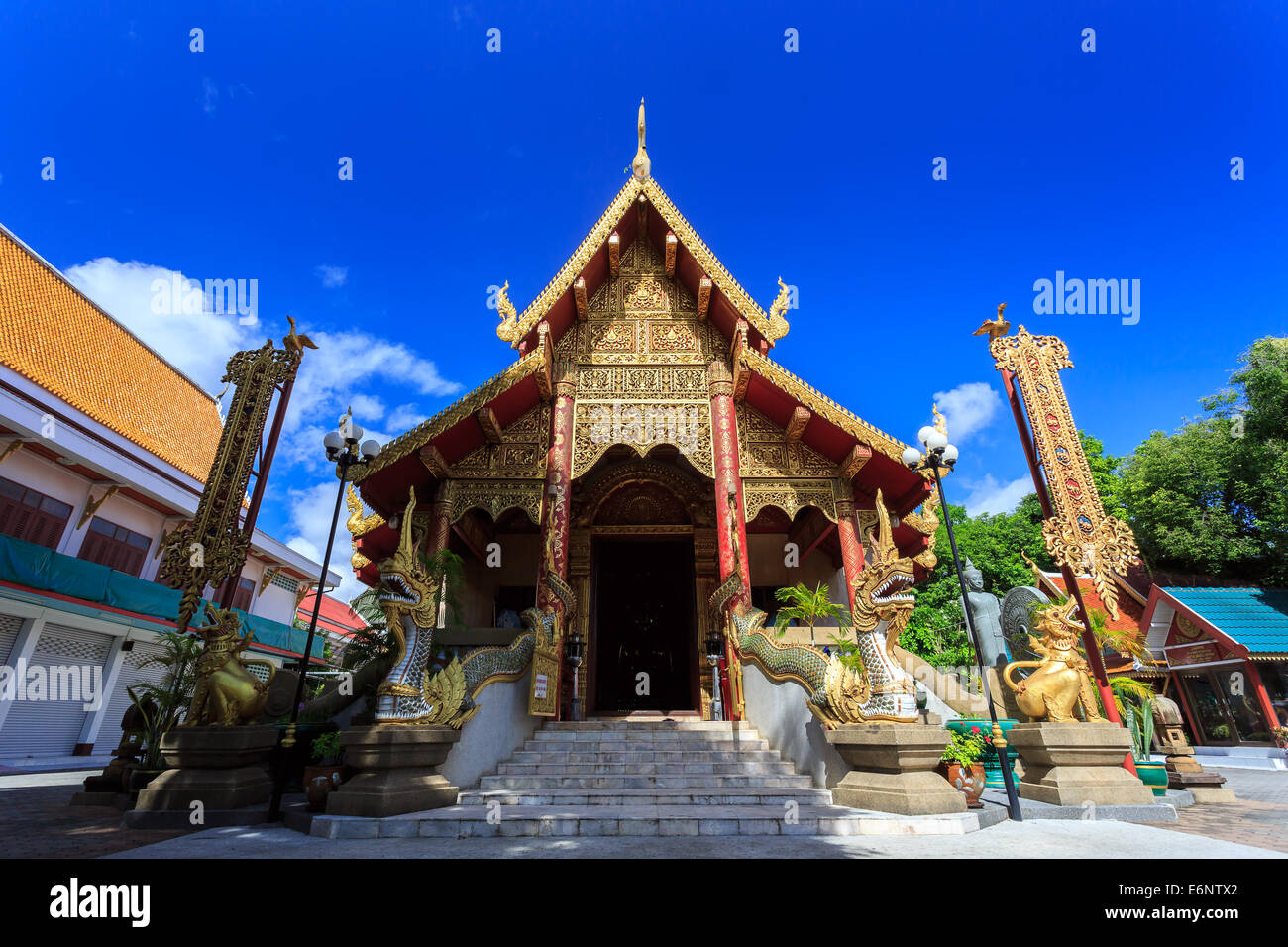 Basso angolo di Wat Klang Wiang tempio in Chiang Rai, Thailandia Foto Stock