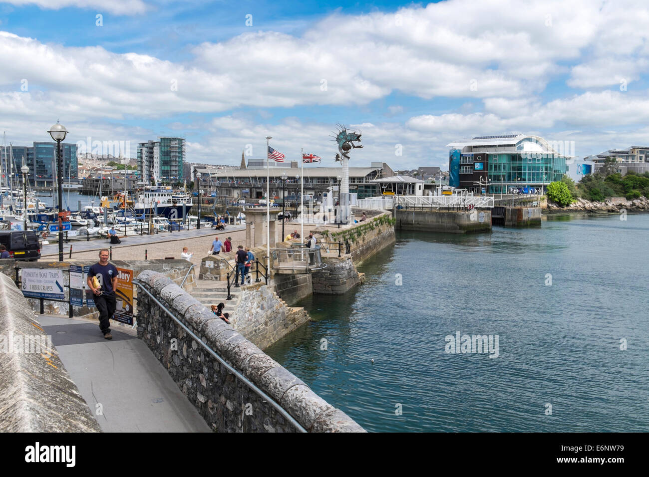 Vista su Plymouth Barbican mostra il National Marine Aquarium, Plymouth, Devon, Inghilterra, Regno Unito Foto Stock