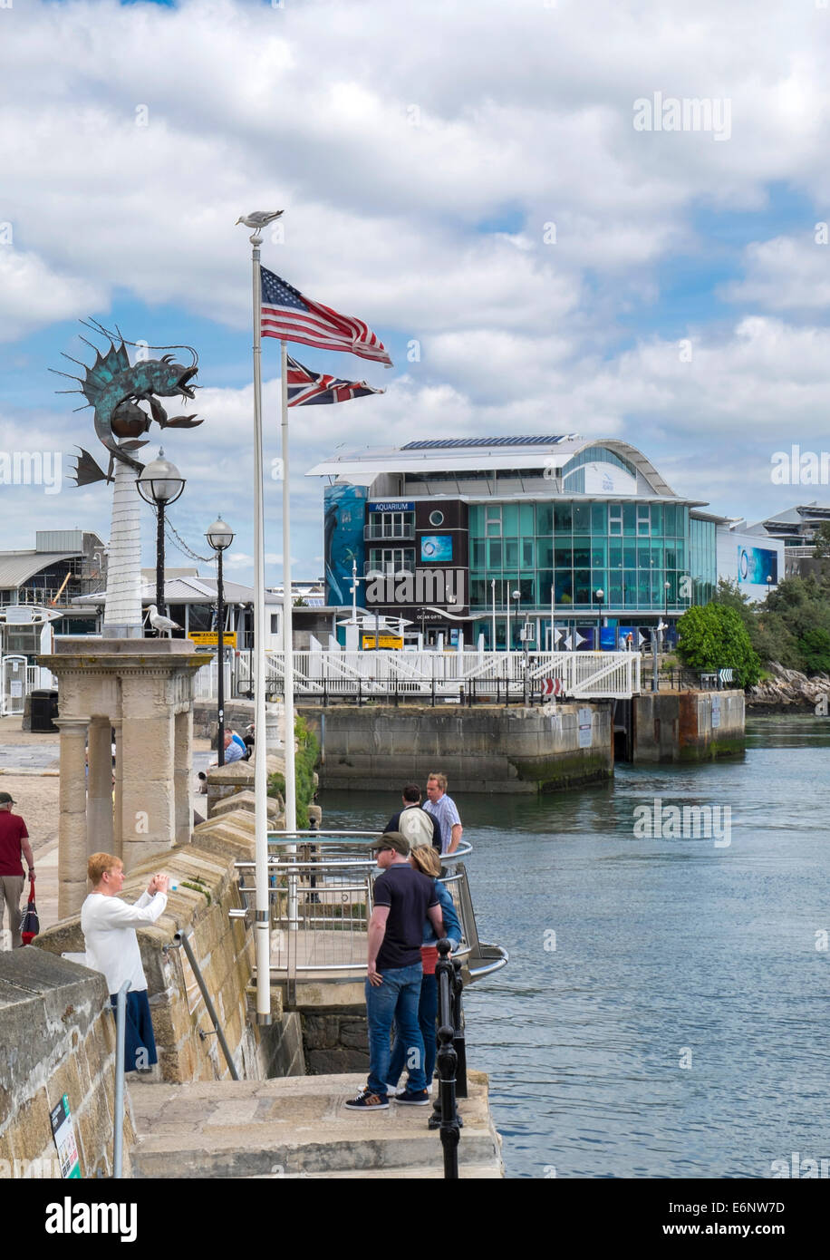Vista su Plymouth Barbican mostra il National Marine Aquarium, Plymouth, Devon, Inghilterra, Regno Unito Foto Stock