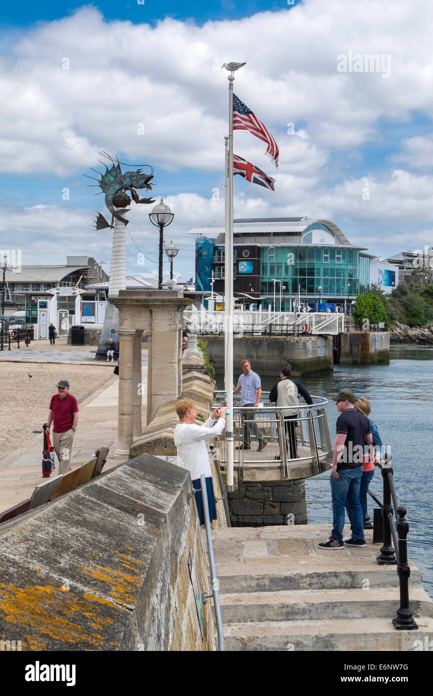 Vista su Plymouth Barbican mostra il National Marine Aquarium, Plymouth, Devon, Inghilterra, Regno Unito Foto Stock