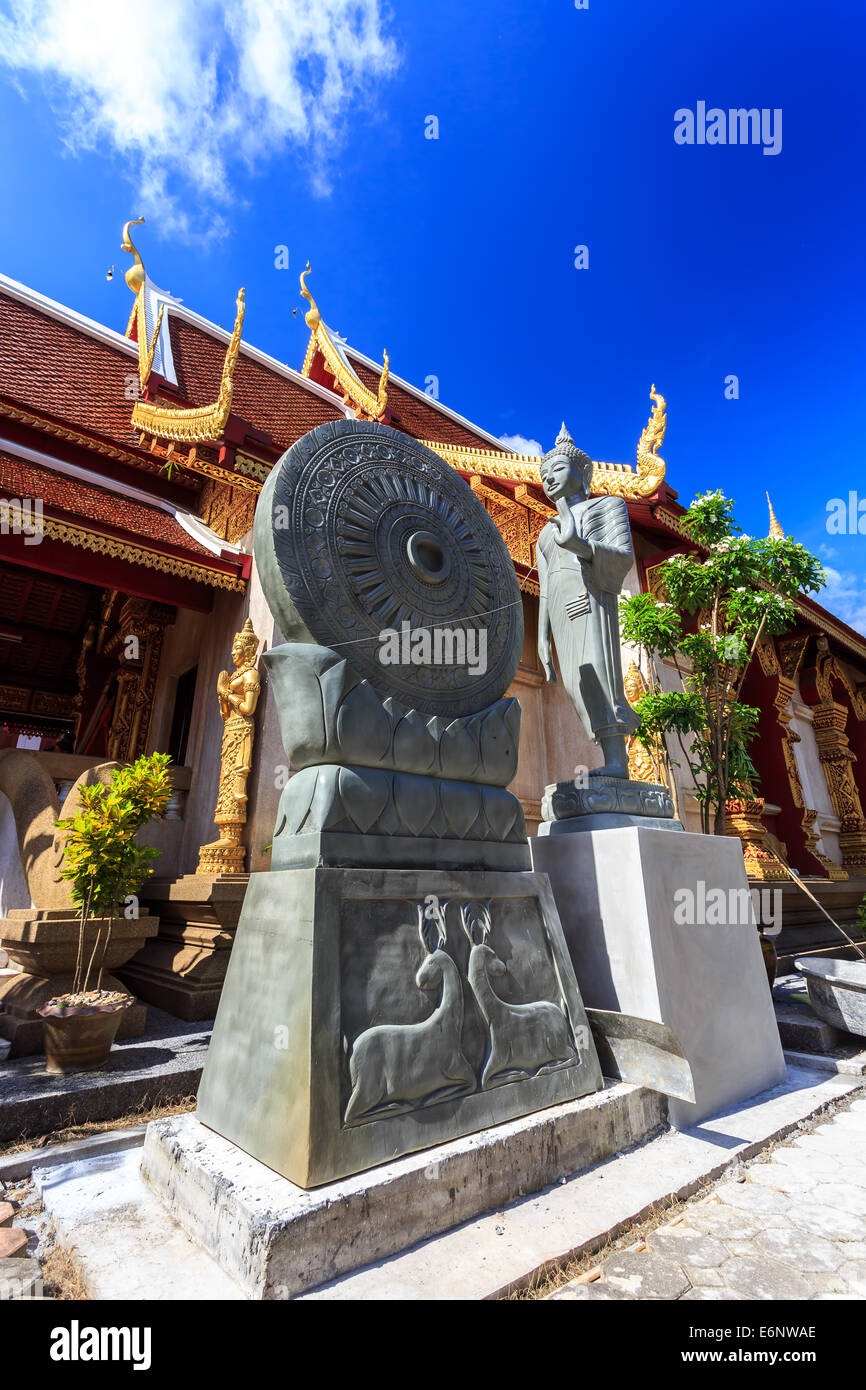 Basso angolo di Wat Klang Wiang tempio in Chiang Rai, Thailandia Foto Stock