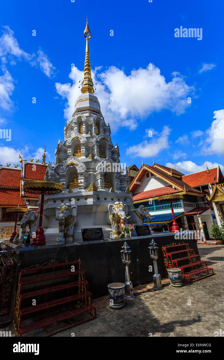 Pagoda di Wat Klang Wiang tempio in Chiang Rai, Thailandia Foto Stock