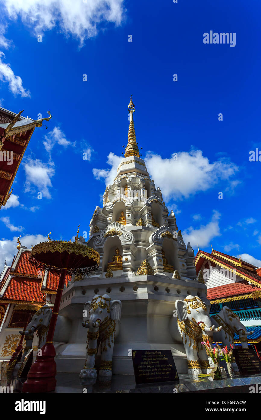 Angolo basso della Pagoda di Wat Klang Wiang tempio in Chiang Rai, Thailandia Foto Stock