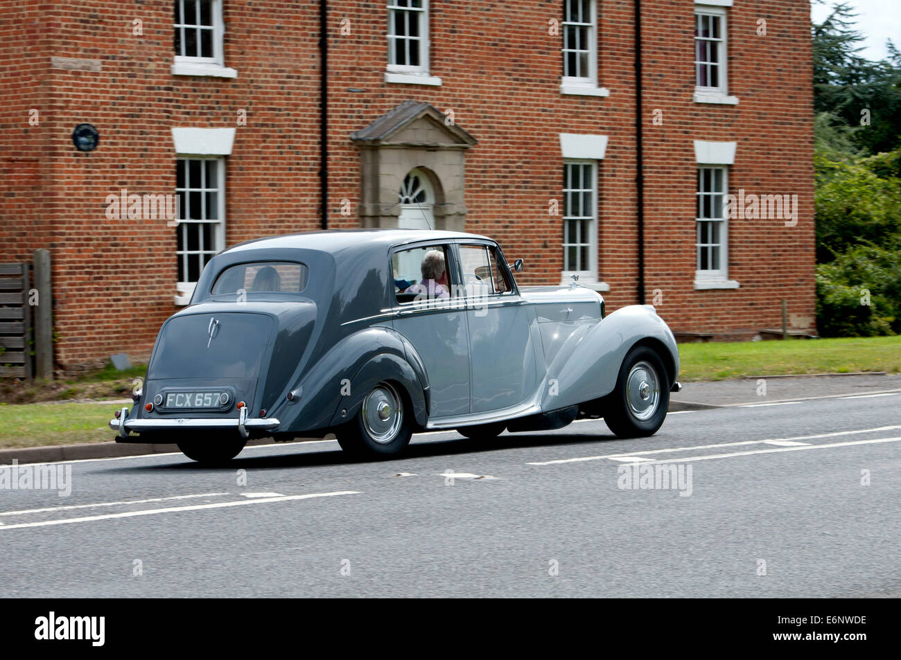 Il 1951 Bentley Mark vi auto passando Harwoods House, Warwickshire, Regno Unito Foto Stock