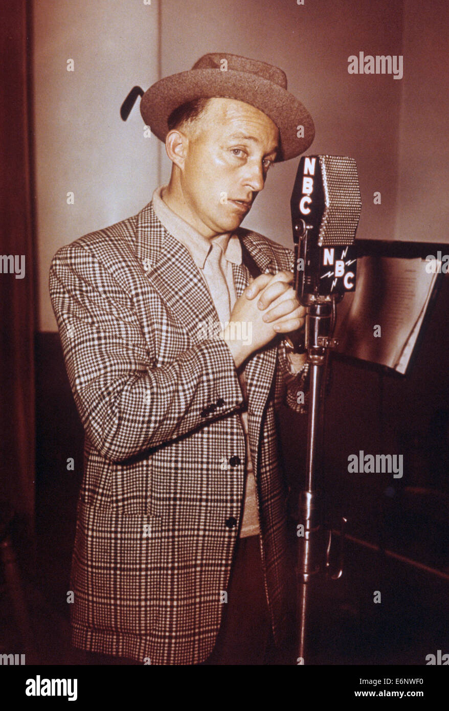 BING CROSBY (1903-1977) US cantante la registrazione il Kraft Music Hall per la NBC circa 1943 Foto Stock