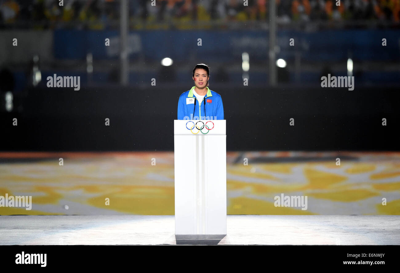 Nanjing, Cina?s provincia di Jiangsu. 28 Agosto, 2014. Cina?s nuoto atleta Shen Duo leggere il nostro impegno durante la cerimonia di chiusura di Nanjing 2014 Olimpiadi della Gioventù in Nanjing, a est della capitale della Cina?s provincia dello Jiangsu, Agosto 28, 2014. Credito: Huang Xiaobang/Xinhua/Alamy Live News Foto Stock